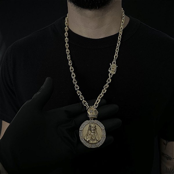 CORRENTE  CADEADO (8mm - 56G 70 cm) + PINGENTE MEDALHA COM COROA CRAVEJADO - BANHO DE OURO 18k