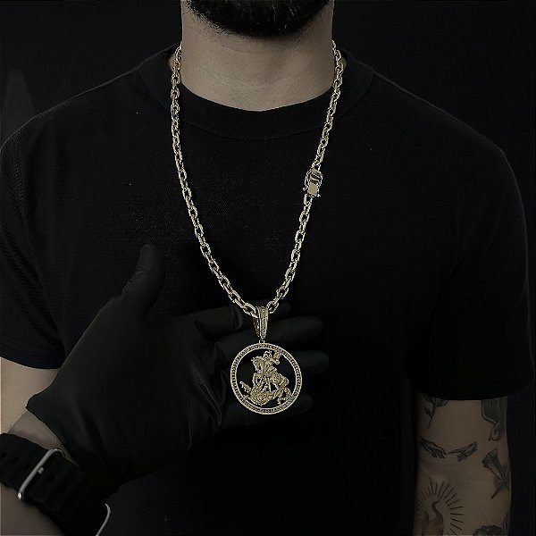 CORRENTE CADEADO (8mm - 56G 70 cm) + PINGENTE MEDALHA DE SÃO JORGE CRAVEJADO -  FECHO COM MARCAÇÃO 750 -BANHO DE OURO 18k