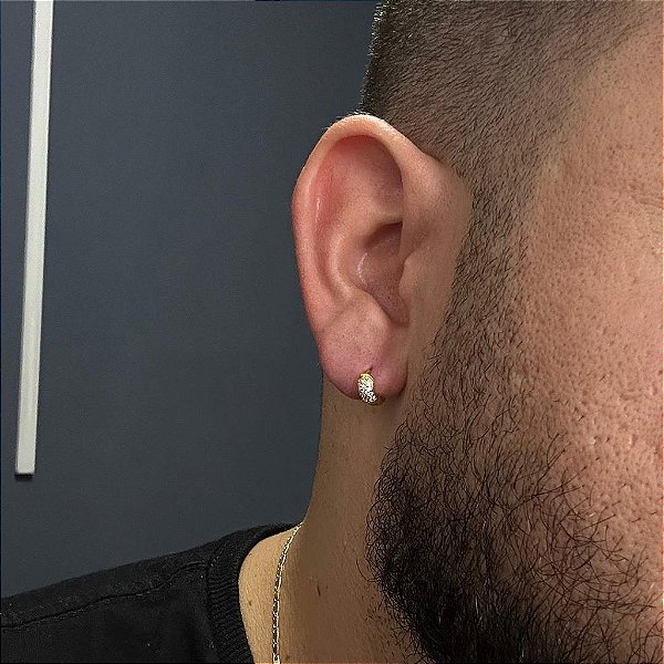 PAR DE BRINCOS ARGOLA CRAVEJADA COM DUAS FILEIRAS DE ZIRCONIAS  - BANHADO A OURO 18K