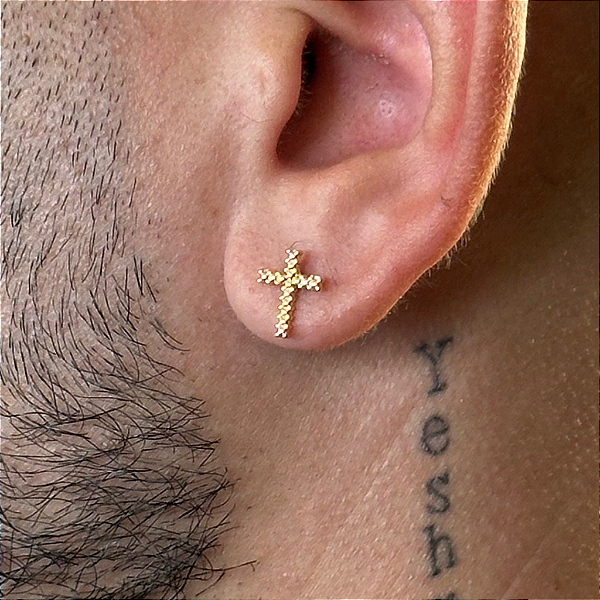 PAR DE BRINCO CRUZ SEGUNDO FURO 6x2mm - BANHADO A OURO 18K