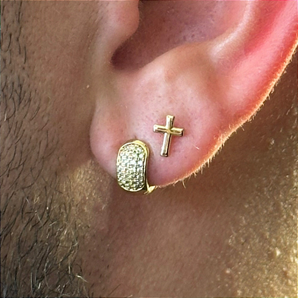 2 PARES DE BRINCOS,  ARGOLA CRAVEJADA EM ZIRCÔNIA  PREMIUM M E BRINCO CRUZ  PP  -  BANHADO A OURO 18K