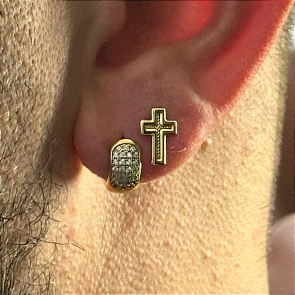 2 PARES DE BRINCOS,  ARGOLA CRAVEJADA EM ZIRCÔNIA  PREMIUM M E BRINCO CRUZ P  -  BANHADO A OURO 18K