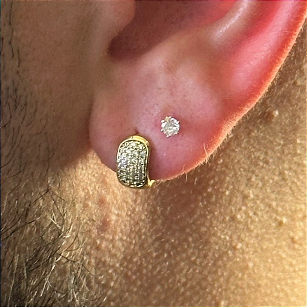 2 PARES DE BRINCOS,  ARGOLA CRAVEJADA EM ZIRCÔNIA  PREMIUM M E BRINCO REDONDO 2MM  -  BANHADO A OURO 18K