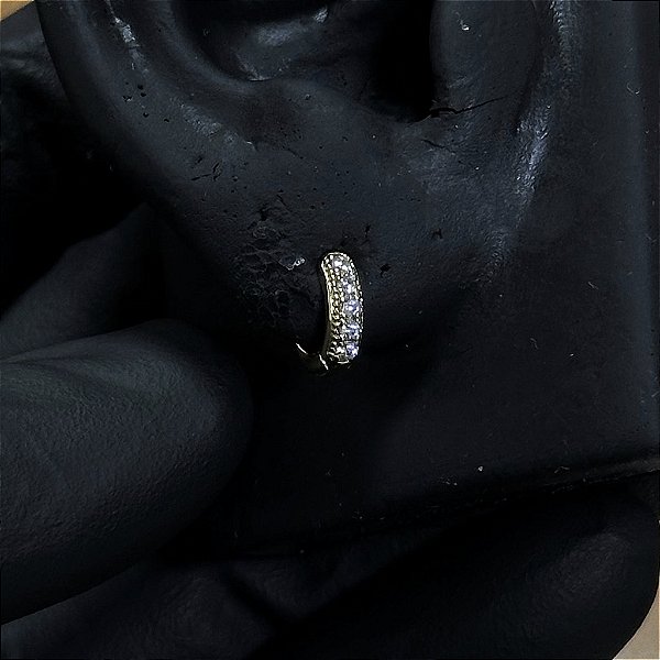PAR DE BRINCO ARGOLA CRAVEJADA COM UMA FILEIRA DE ZIRCONIA -  P   5x3mm- BANHADO A OURO 18K.