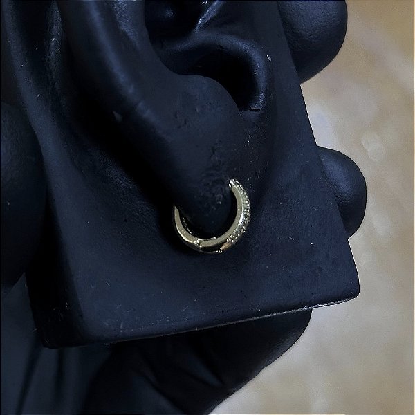 PAR DE BRINCO ARGOLA COM DETALHES  M  5x3mm- BANHADO A OURO 18K.