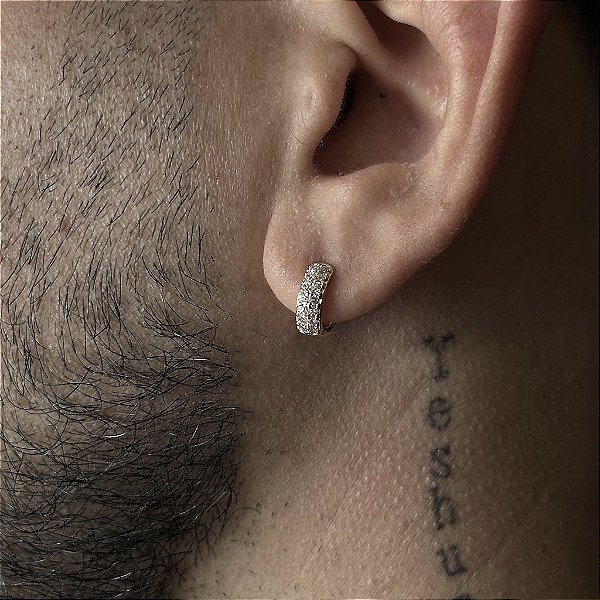 PAR DE ARGOLA NEY CRAVEJADO EM PEDRA ZIRCÔNIA PREMIUM  G 13x4mm - BANHADO A OURO 18K