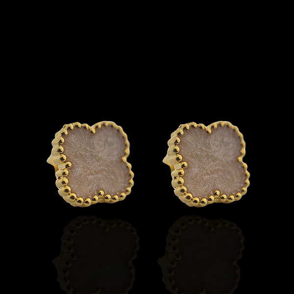 BRINCO TREVO BRANCO  - BANHADO A OURO 18K.