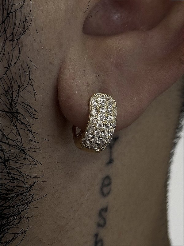 PAR DE BRINCO ARGOLA CRAVEJADA  ZIRCÔNIA  PREMIUM  15x5mm G - BANHADO A OURO 18K