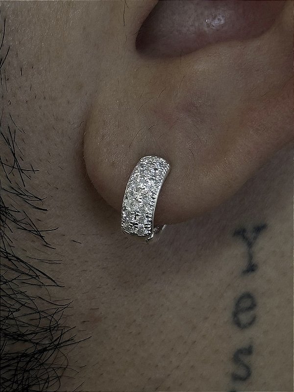 PAR DE BRINCO ARGOLA CRAVEJADA EM ZIRCÔNIA 17x4mm GG - BANHADO A PRATA 750