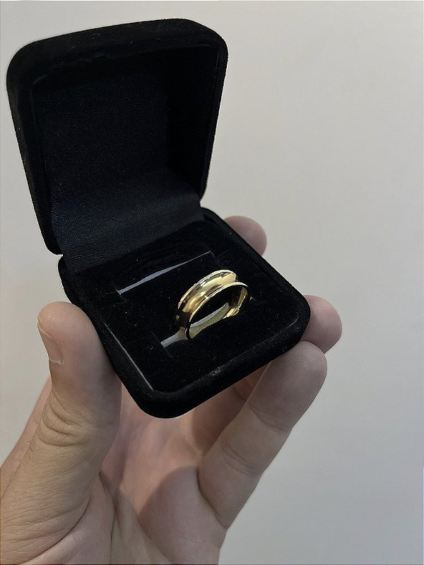ALIANÇA DETALHADO CURVADA 7mm - BANHADO A OURO 18K