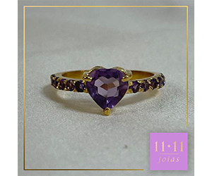 ANEL COM AMETISTA PRATA 950 COM BANHO DE OURO