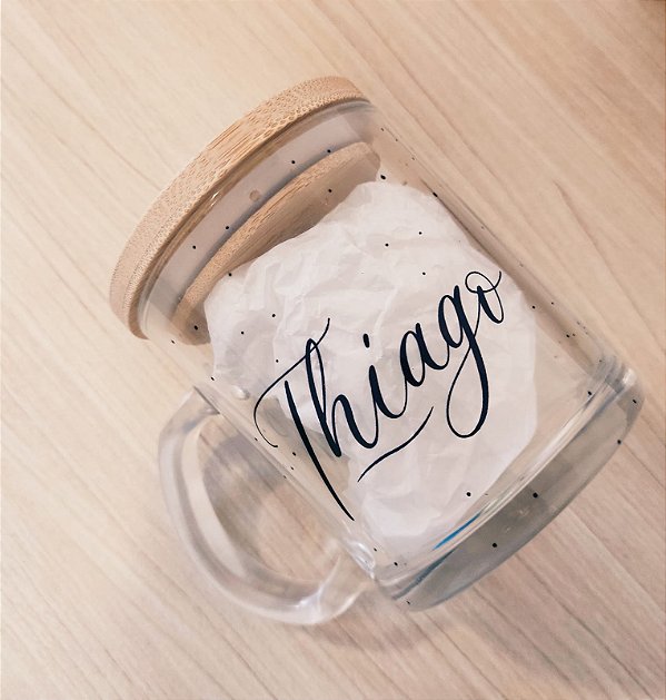 Caneca de vidro com nome e tampa de bambú