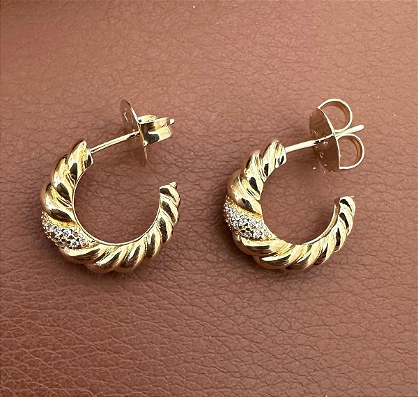 BRINCO ARGOLA TRANÇADA COM FILEIRA DE ZIRCÔNIA