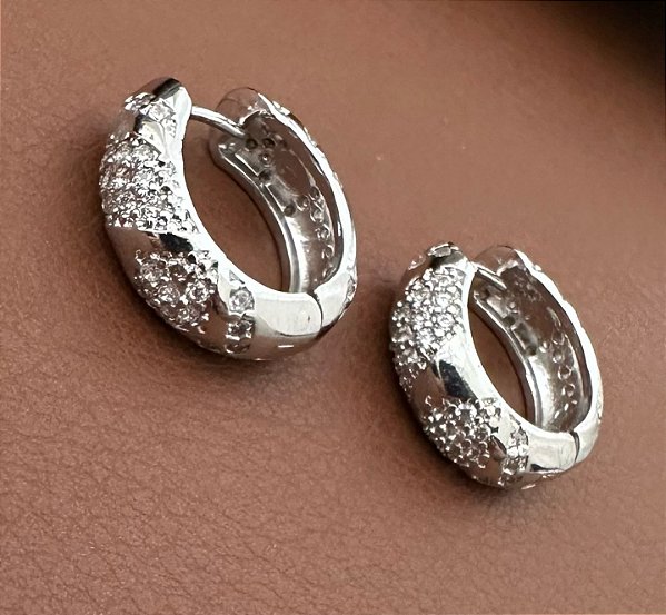 BRINCO ARGOLA CLICK CRAVEJADO CRISTAL