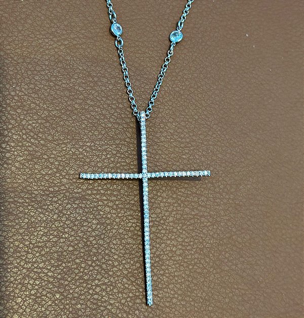 COLAR LONGO CRUCIFIXO CRAVEJADO ZIRCÔNIAS