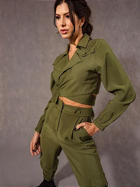 Conjunto Camisa Transpassada e Calça Cargo