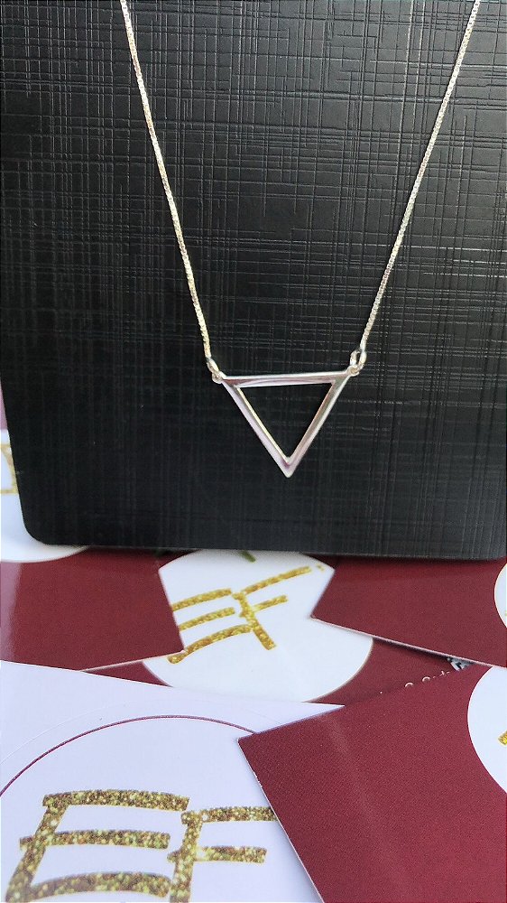 Colar Veneziana com Pingente Triangular Vazado.