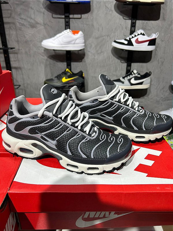 TÊNIS NIKE AIR MAX PLUS TN CINZA ESCURO