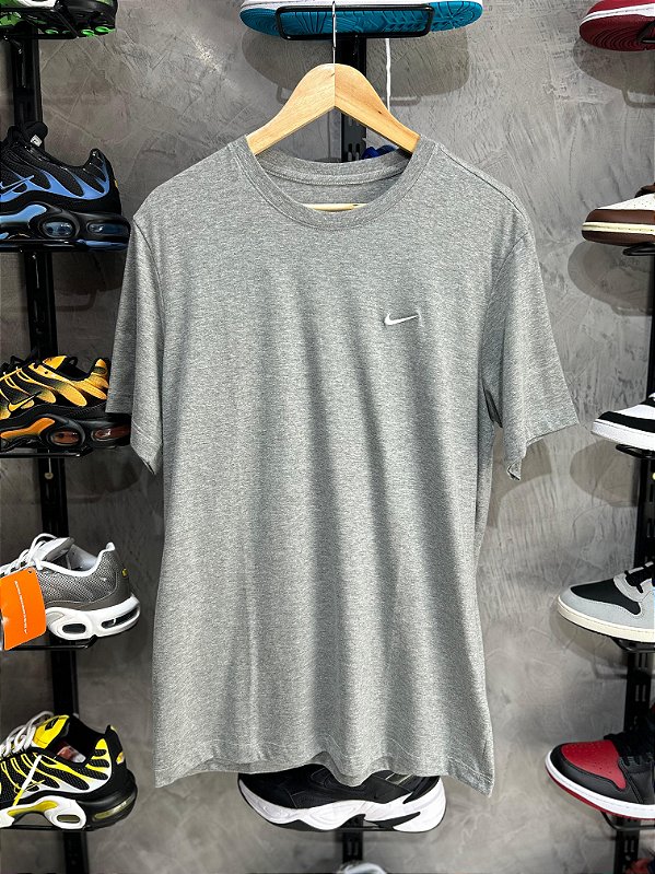 CAMISETA NIKE MINI SWOOSH (CINZA)