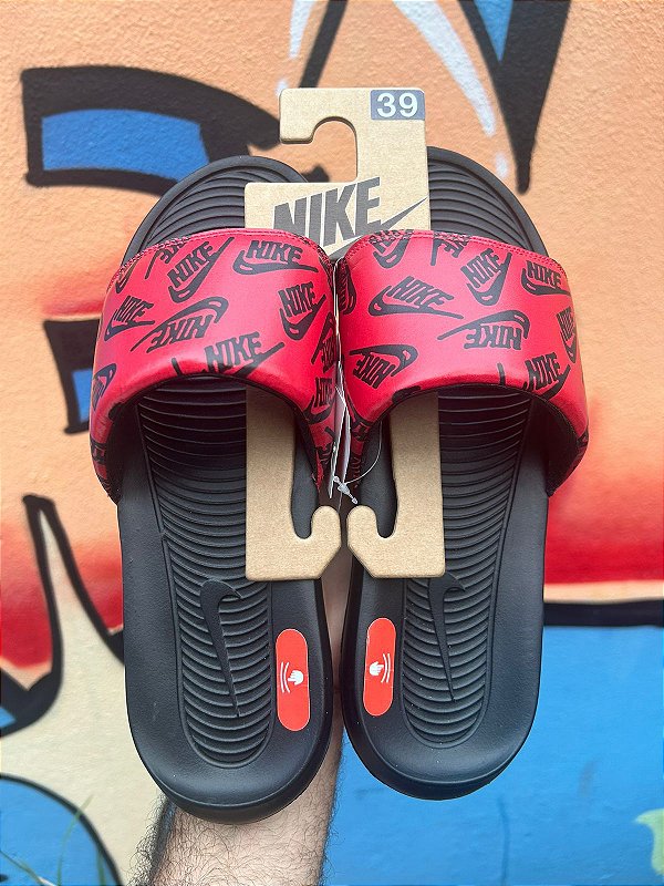 CHINELO NIKE SLIDE  MULT ICONS VERMELHO/PRETO