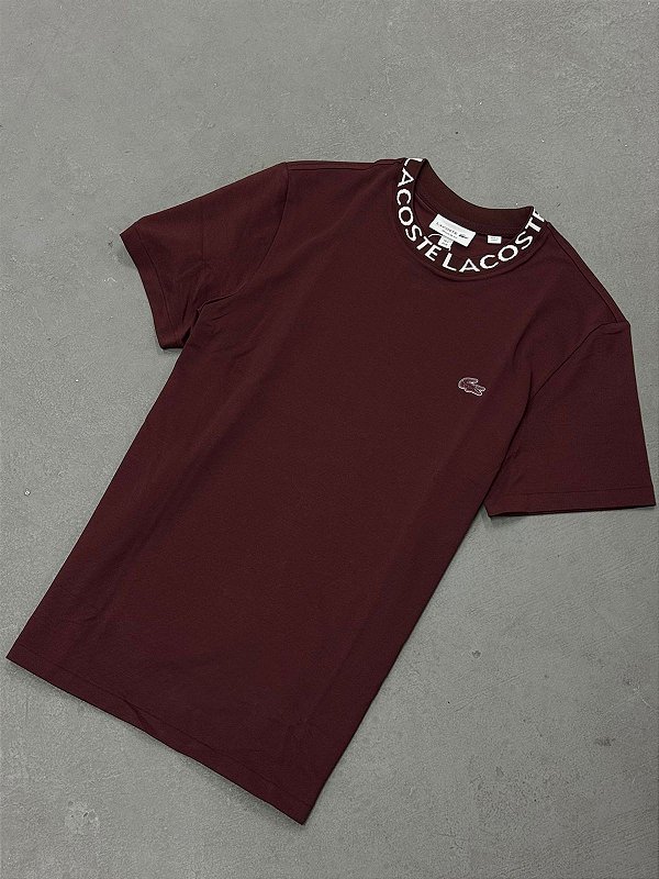 Camiseta Lacoste Piquê Leve com Gola Jacquard (Vinho)
