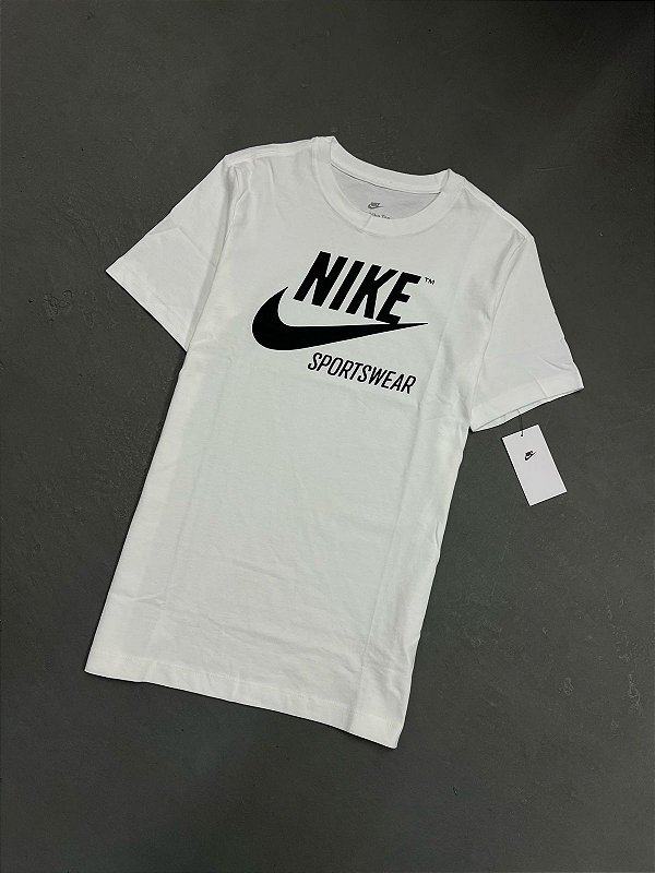Camiseta Nike Futura Sportswear Branca