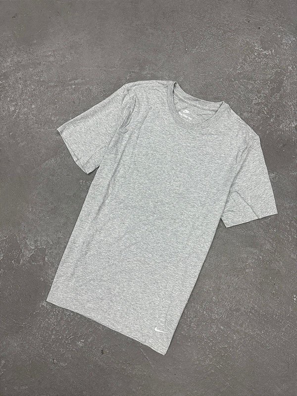 Camiseta Nike Basic Sportswear Cinza