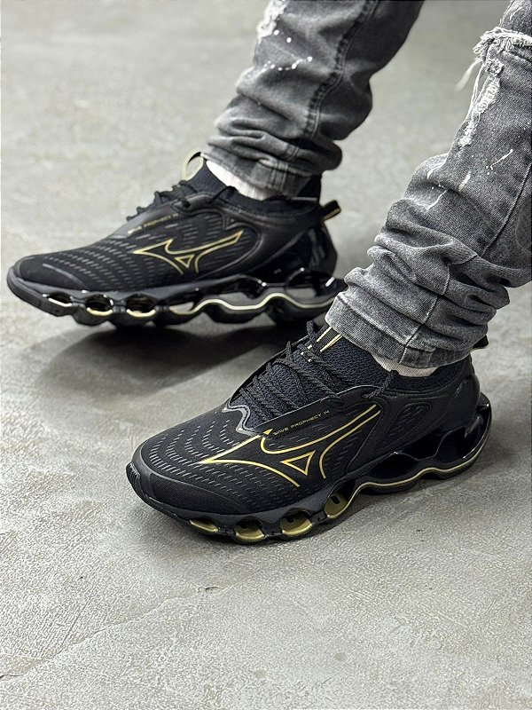 Tênis Mizuno Wave Prophecy 14 (Preto/Dourado)