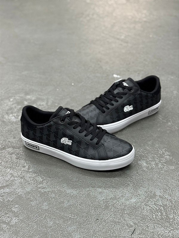 TÊNIS LACOSTE POWERCOURT MONOGRAMA PRETO
