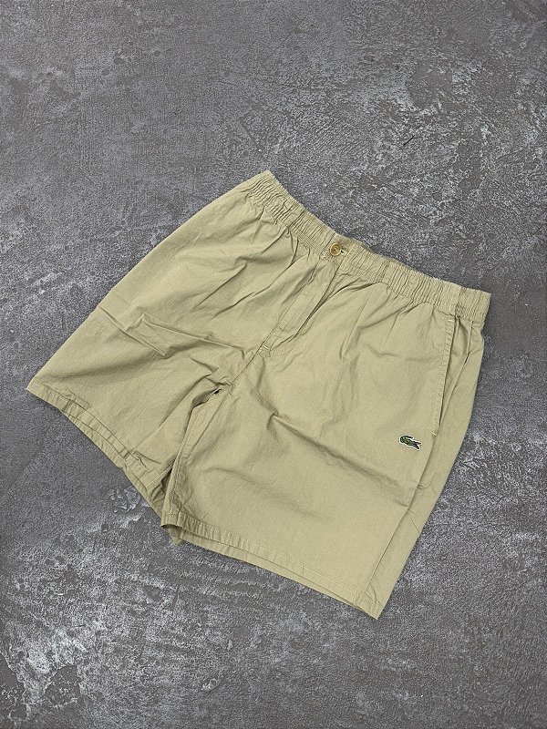 Bermuda Lacoste Relaxed Fit em Gabardine Bege