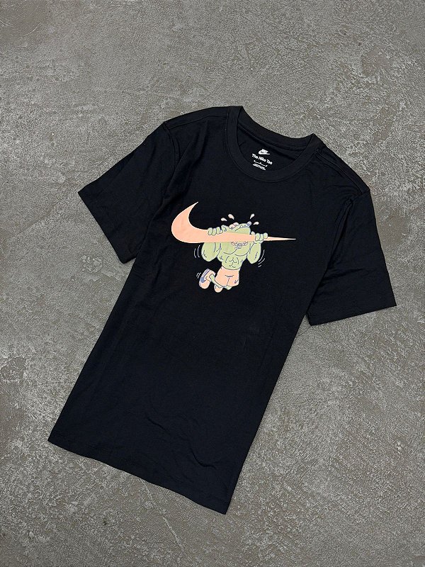 Camiseta Nike Sportswear Tee Iykyk Fs Preta