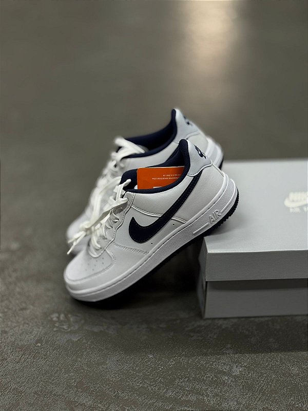 Tênis Nike Air Force 1 (Branco/Azul Marinho)