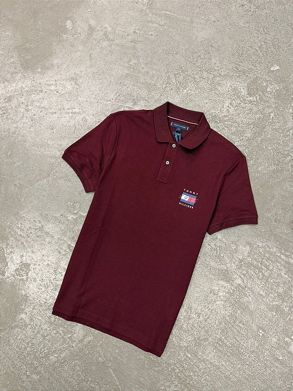 Polo Tommy Hilfiger Regular Fit Flag Graphic (Vinho)