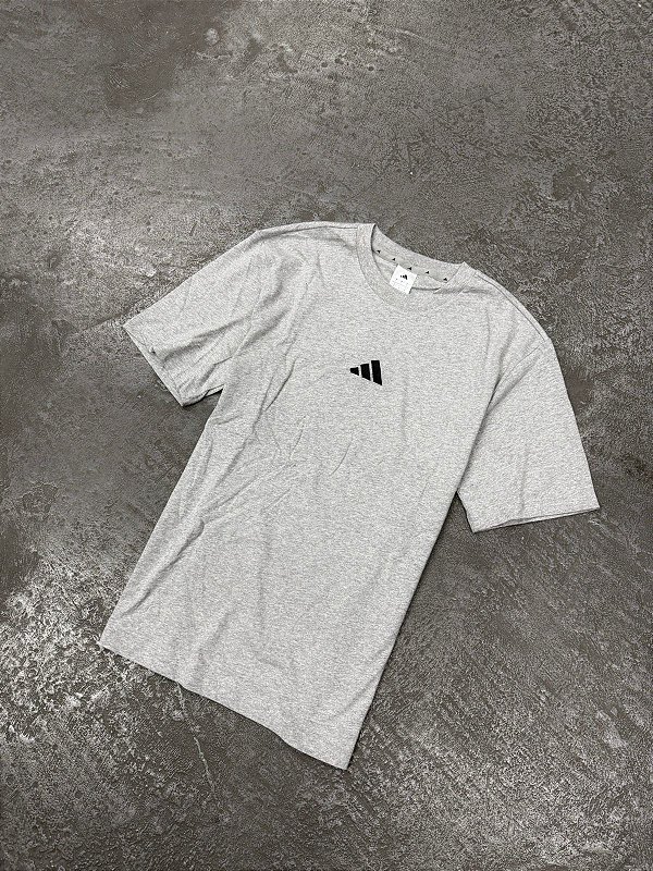 Camiseta Adidas Essentials com Logotipo Pequeno