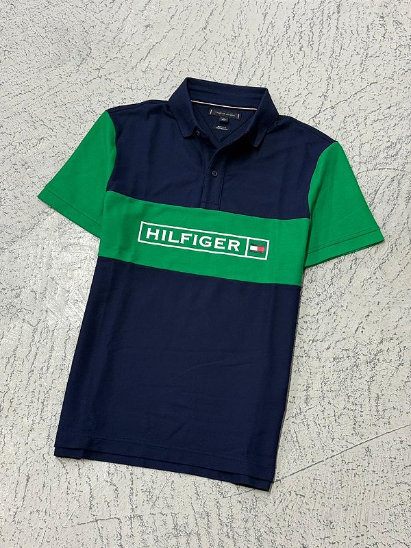 POLO TOMMY HILFIGER TECIDO PIQUÉ EMBORRACHADA (AZUL MARINHO/VERDE)