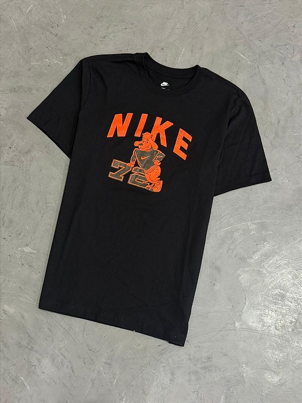 Camiseta Nike Sportswear 72 (Preta/Laranja)