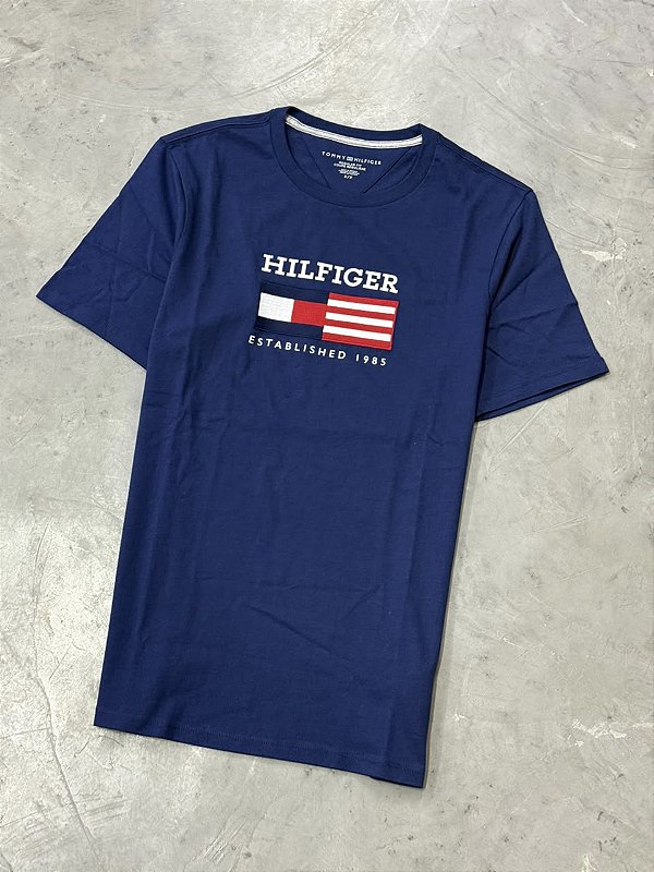 CAMISETA TOMMY HILFIGER AMERICANA MONOTYPE FLAG (AZUL MARINHO)
