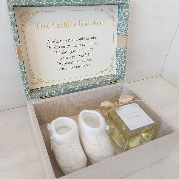 Caixa revelação de gravidez – sapatinhos de bebê em tricô e aromatizador