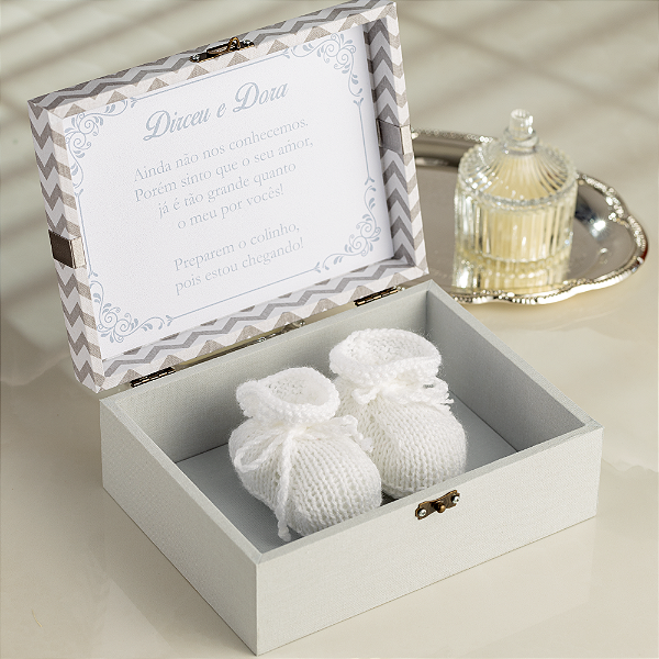 Caixa revelação de gravidez – sapatinhos de bebê em tricô