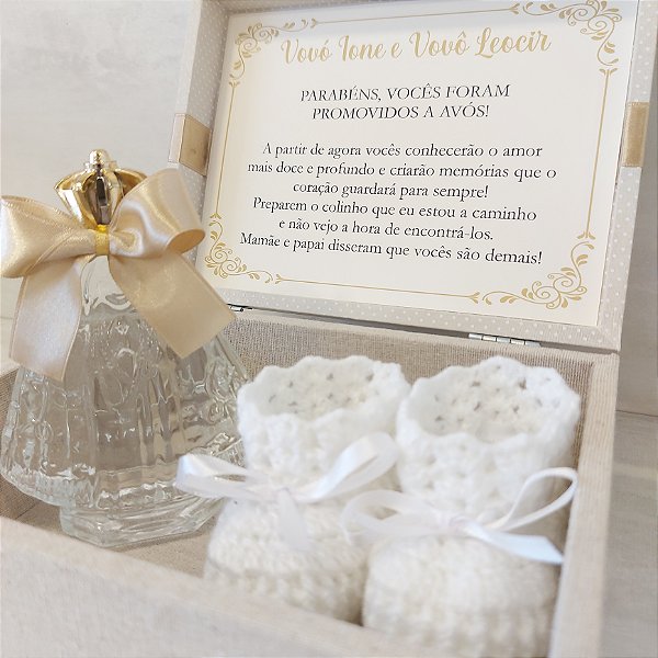 Caixa revelação de gravidez – Sapatinhos de bebê em tricô e N. S. Aparecida