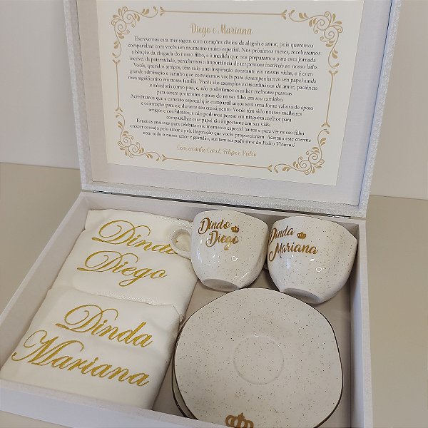 Caixa convite para padrinhos – toalhas bordadas e xícaras personalizadas