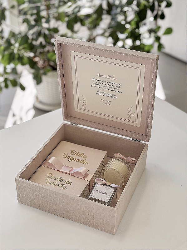 Caixa convite para padrinhos - Bíblia revestida, aromatizador e vela bomboniere