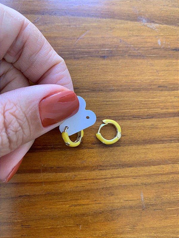 Argola mini amarela