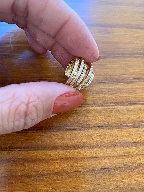 Piercing dourado cravejado