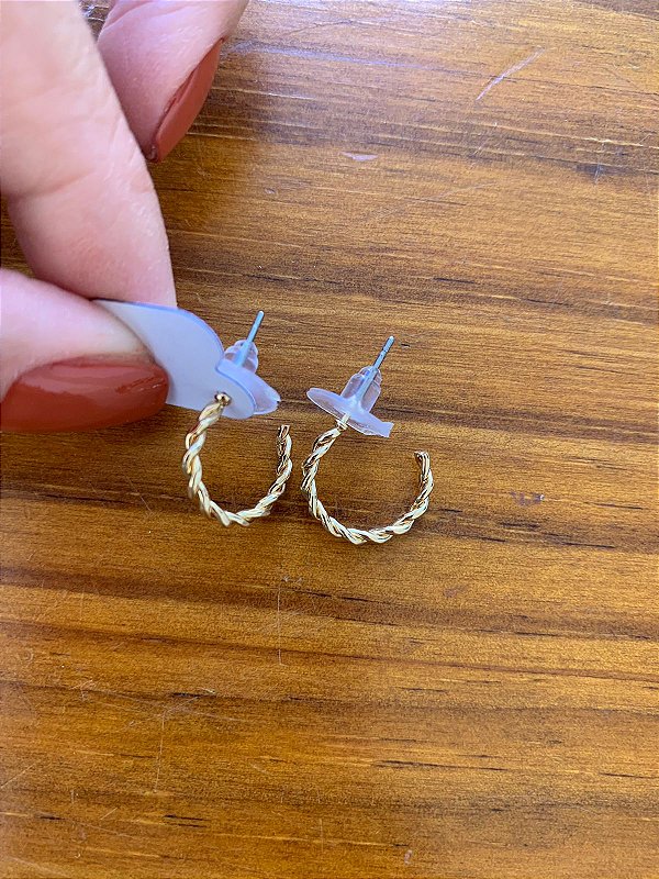 Brinco dourado trançado