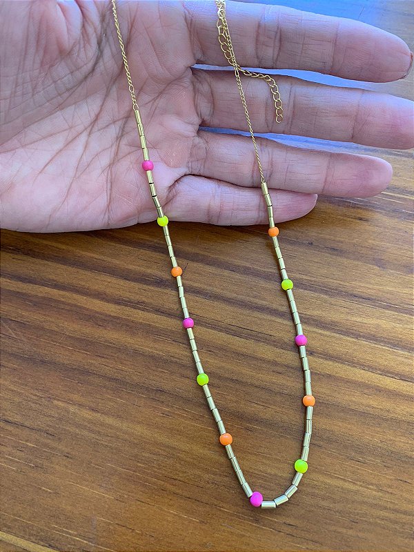 Colar dourado com miçangas