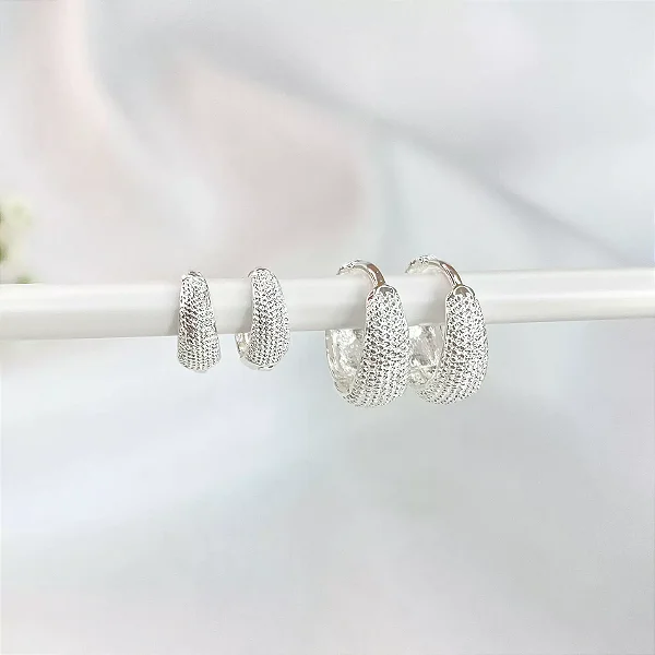 Dupla de argolas texturizadas