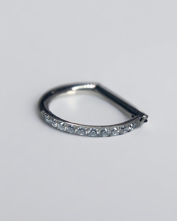 Piercing Argola Nariz D-ring Cravejada com Zircônias - Titânio