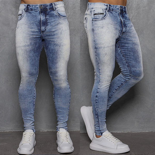 Calça marmorizada clara e acessórios pretos