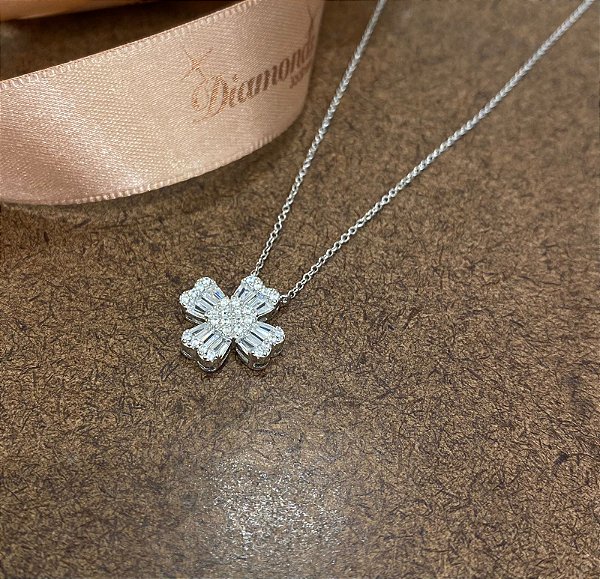 COLAR TREVO BAGUETES.